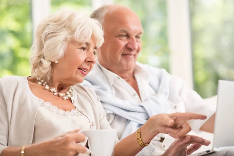 Senior homeowners unlocking home equity with no monthly payments